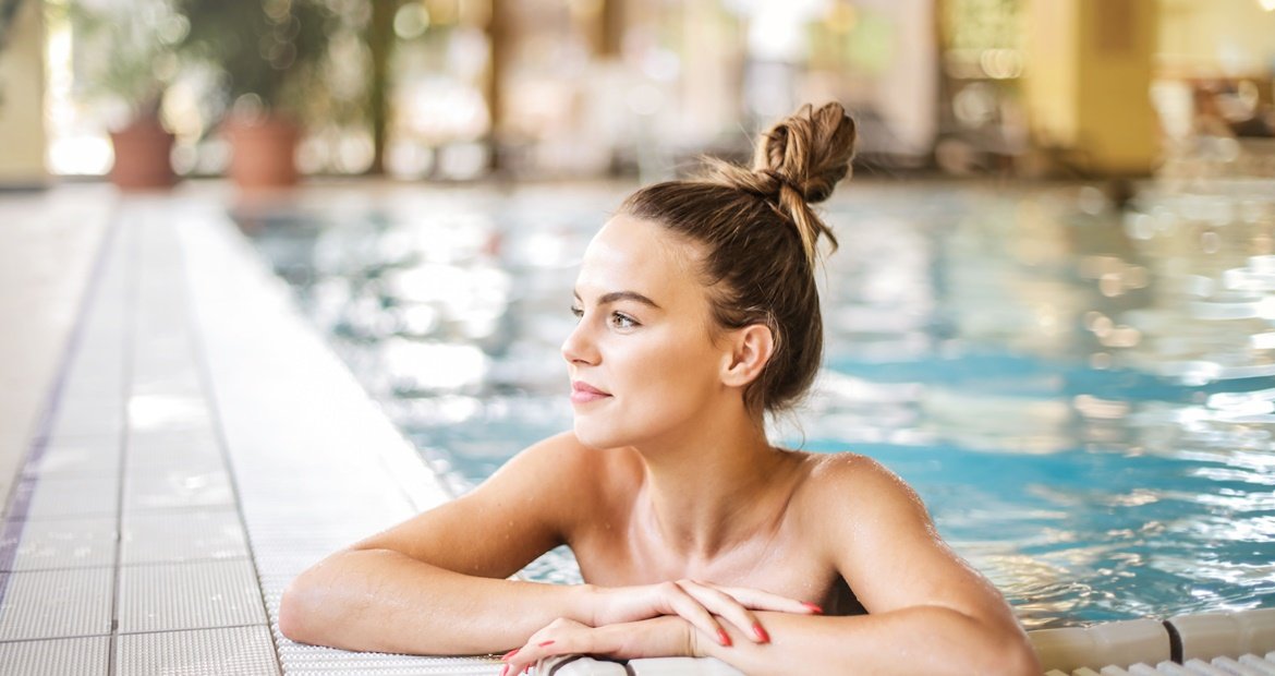 Cabelo verde? Entenda como cuidar do cabelo loiro na piscina